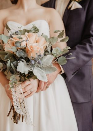 wedding-couple-bouquet